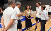 La consejera Carmen Conesa, con la jugadora internacional murciana Laura Gil y t&eacute;cnicos que la acompa&ntilde;an en el campus que se desarrolla en el CAR...
