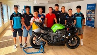 El director general de Deportes, Fran S&aacute;nchez, con pilotos que se benefician de 'Acelera Racing Talent'.