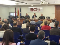 El consejero, Juan Mar&iacute;a V&aacute;zquez, junto al presidente de AREMUR, Francisco Esp&iacute;n, durante la celebraci&oacute;n de la Jornada Informativa sobre Certificados...