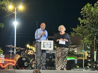 El director general de Mar Menor, V&iacute;ctor Serrano, recibe el premio al servicio de retirada de biomasa de manos de la presidenta de la de la asociaci&oacute;n...