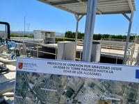Cartel del proyecto de conexi&oacute;n de las EDAR de Torre Pacheco y Los Alc&aacute;zares en una foto de archivo