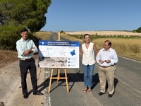 El consejero de Infraestructuras y Desarrollo Territorial, Jorge Garc&iacute;a Montoro, y la alcaldesa de Jumilla, Seve Gonz&aacute;lez, supervisan el inicio de...