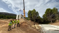 El consejero de Infraestructuras y Desarrollo Territorial, Jorge Garc&iacute;a Montoro, junto al alcalde de Moratalla, Juan Soria, supervisan la colocaci&oacute;n...