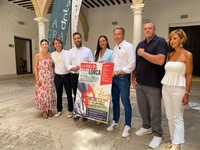 La consejera de Turismo, Cultura y Deportes, Carmen Conesa, junto al alcalde de Lorca, posan con el cartel de la llegada a Lorca de  La Vuelta