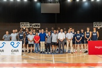El Director General de Deportes, Fran S&aacute;nches, posa junto a parte del staff y la plantilla del UCAM Murcia CB
