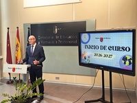 El consejero de Educaci&oacute;n y Formaci&oacute;n Profesional, V&iacute;ctor Mar&iacute;n, presenta las novedades de inicio de curso 2026-2027
