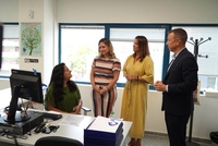 La consejera de Pol&iacute;tica Social, Conchita Ruiz, junto con el delegado de Clece en Alicante y Murcia, Ra&uacute;l Gonz&aacute;lez, y la empleada de la empresa, ...