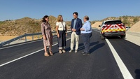 El consejero de Infraestructuras y Desarrollo Territorial, Jorge Garc&iacute;a Montoro, junto a la alcaldesa de Alcantarilla, Paqui Terol, supervisan el...