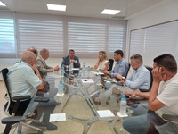 Imagen del encuentro de trabajo mantenido entre el consejero, Joaqu&iacute;n Buend&iacute;a y representantes del SCRATS.