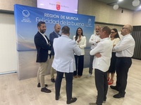 La consejera de Turismo, Cultura y Deportes, Carmen Conesa, junto a los principales representantes del sector alojativo regional