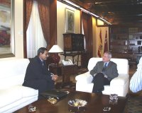 El presidente  Valcárcel en un momento del encuentro mantenido con el nuevo delegado Saharaui para Murcia, Saad el Mami