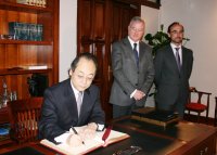 El embajador de Japón firma en el Libro de Oro de la Comunidad