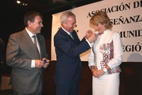 Valcárcel impone a Aguirre la Insignia que concede la Asociación de Colegios Privados (01)