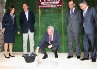 El presidente de la Comunidad coloca la primera piedra de las obras de rehabilitcaión de la Casa del Reloj de Puente Tocinos, que albergará la Casa del Belén (2)