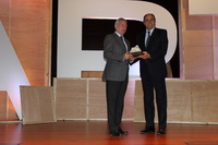 El presidente Valcárcel recibe el premio de la revista 'Descubrir el Arte' de manos del director de Relaciones Externas de Unidad Editorial, Manuel Saucedo