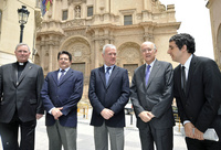 Foto de grupo ante la fachada de la Colegiata de San Patricio de Lorca