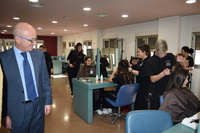Visita de Juan Hernández a un curso de peluquería con certificado de profesionalidad