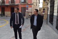 El director del Servicio Regional de Empleo y Formación, Alejandro Zamora, junto al alcalde de Mula, Juan Jesús Moreno, durante su visita al municipio...