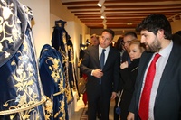 Fernando López Miras inaugura la exposición 'Arte, historia y simbología del mayordomo azul' (1)