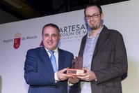 El director general de Comercio, Consumo y Simplificación Administrativa, Francisco Abril, junto a Joaquín Plana, uno de los galardonados en los Premios de Artesanía 2017