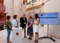 El consejero de Hacienda, Fernando de la Cierva, y la presidenta de Unicef en Murcia, Amparo Marzal, firman un convenio de colaboración para promover acciones de RSC entre los empleados públicos de la Comunidad