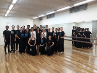 La consejera de Turismo y Cultura junto a los bailarines del Ballet Español de Murcia