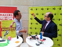 Imagen del director del Instituto de Fomento, Joaquín Gómez, con el vicepresidente de la Asociación Makers of Murcia, Ricardo López, en la presentación de la tercera edición de la feria 'makers'