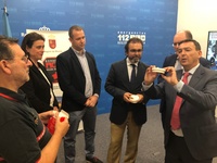 El consejero de Presidencia, Pedro Rivera, y otros participantes en la presentación de la Semana de la Prevención, con los detectores de humos