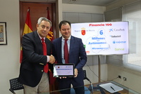 El consejero de Hacienda, Fernando de la Cierva, y el director comercial de Caixabank en Murcia, Gerardo Cuartero, firman la adhesión de la entidad financiera a la línea de crédito Financia-100