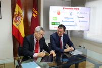 El consejero de Hacienda, Fernando de la Cierva, y el director comercial de Caixabank en Murcia, Gerardo Cuartero, firman la adhesión de la entidad financiera a la línea de crédito Financia-100 (2)