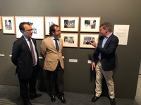 El consejero de Presidencia, Pedro Rivera, con el subdirector general de Museos Estatales y el comisario de la exposición "Del trazo a la luz"