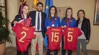 El presidente Fernando López Miras recibe a las tres jugadoras murcianas proclamadas campeonas de Europa de fútbol sala femenino con la selección española