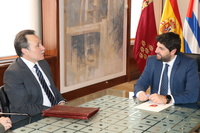 El presidente Fernando López Miras recibe al embajador de Cuba en España (1)