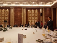 Imagen de la reunión del director del Instituto de Fomento, Joaquín Gómez, y la delegación de empresas de la Región con el vicepresidente de la provincia china de Shandong, Guoan Yu, el consejero de Agricultura, Xixin Li, y el consejero de Comercio, Zhaowan Yan