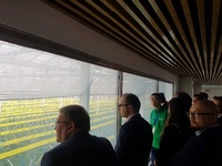 Imagen del director del Instituto de Fomento, Joaquín Gómez, y los empresarios de tecnología agrícola de la Región en una de la visitas programadas en la misión comercial