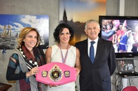 La consejera de Educación, Juventud y Deportes recibe a Mari Carmen Romero, campeona del mundo de Muay Thai
