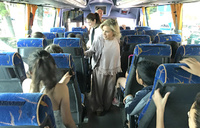 La consejera de Educación, Juventud y Deportes, Adela Martínez-Cachá, en una visita realizada a los alumnos que utilizan el transporte escolar