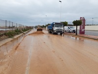 Los Servicios de Conservación de Carreteras de la Región de Murcia limpian esta mañana la carretera de El Mojón, en San Pedro del Pinatar (RM-F33).