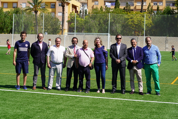 Nuevo césped artificial en el campo de fútbol de Blanca, financiado por el Plan de Obras y Servicios