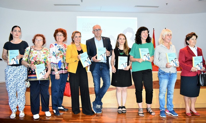 'Cuentos para murcianicas' reúne la biografía de mujeres relevantes de la Región en clave infantil