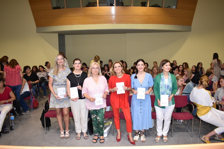 La consejera de Familia e Igualdad de Oportunidades en funciones, Adela Martínez- Cachá con la directora general de Mujer, Alicia Barquero, la directora general de Planificación de la Consejería de Salud, Mª Teresa Martínez y miembros de la Asociación Avida.