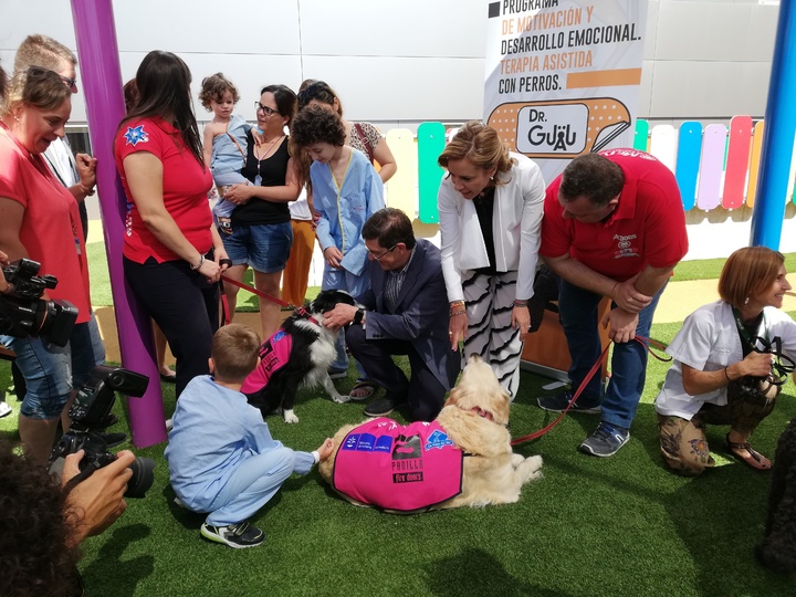 El consejero de Salud en funciones, Manuel Villegas, y la consejera de Educación, Juventud y Deportes en funciones, Adela Martínez-Cachá durante la presentación del proyecto 'Doctor Guau'