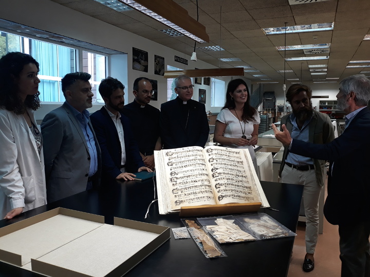 La consejera de Turismo y Cultura en funciones, Miriam Guardiola, hizo entrega hoy al párroco de la Iglesia de Santiago el Mayor de Totana del manuscrito con obras polifónicas del siglo XVIII, restaurado en el Archivo regional