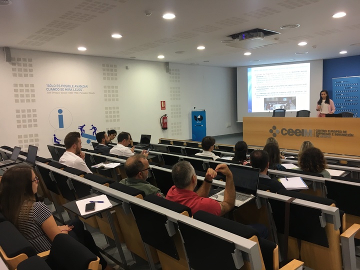 Imagen de una de las ponencias del ciclo '¡Súbete a Europa!'