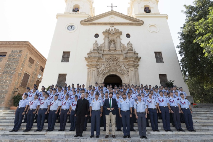 Fernando López Miras asiste a la ofrenda floral a la Virgen de la Fuensanta de los alumnos de la Academia General del Aire de San Javier