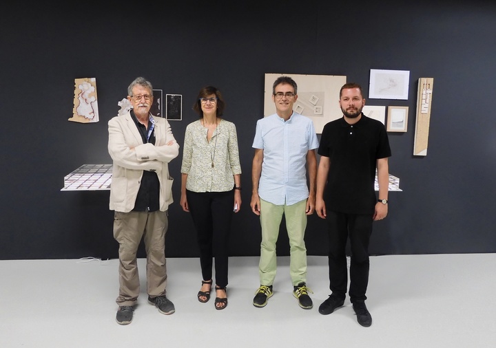 Imagen de la visita de la directora general del Instituto de la Industrias Culturales y las Artes, Marta López-Briones, al montaje de la exposición de Fernando de Retes en el Centro Párraga