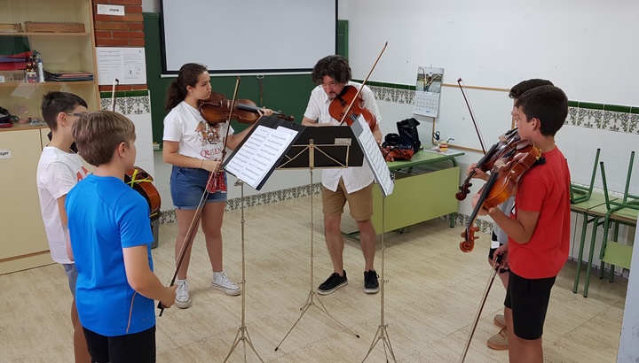Imagen de los violas de la Orquesta de Aspirantes de la Región de Murcia con Antonio Clares
