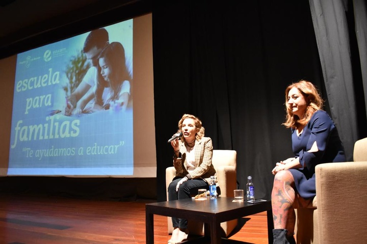 La consejera de Educación, Juventud y Deportes en funciones, Adela Martínez-Cachá, en la presentación del programa 'Escuela  para Familias'