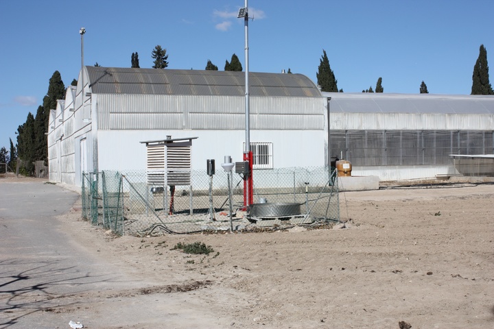 Estación climatológica SIAM e invernaderos