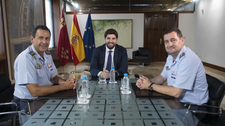 El presidente de la Comunidad en funciones recibe al coronel director saliente de la Academia General el Aire y a su relevo